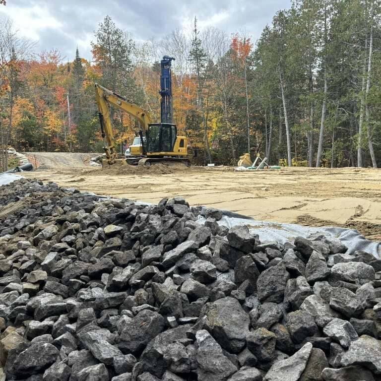 Travaux de terrassement avec empierrement