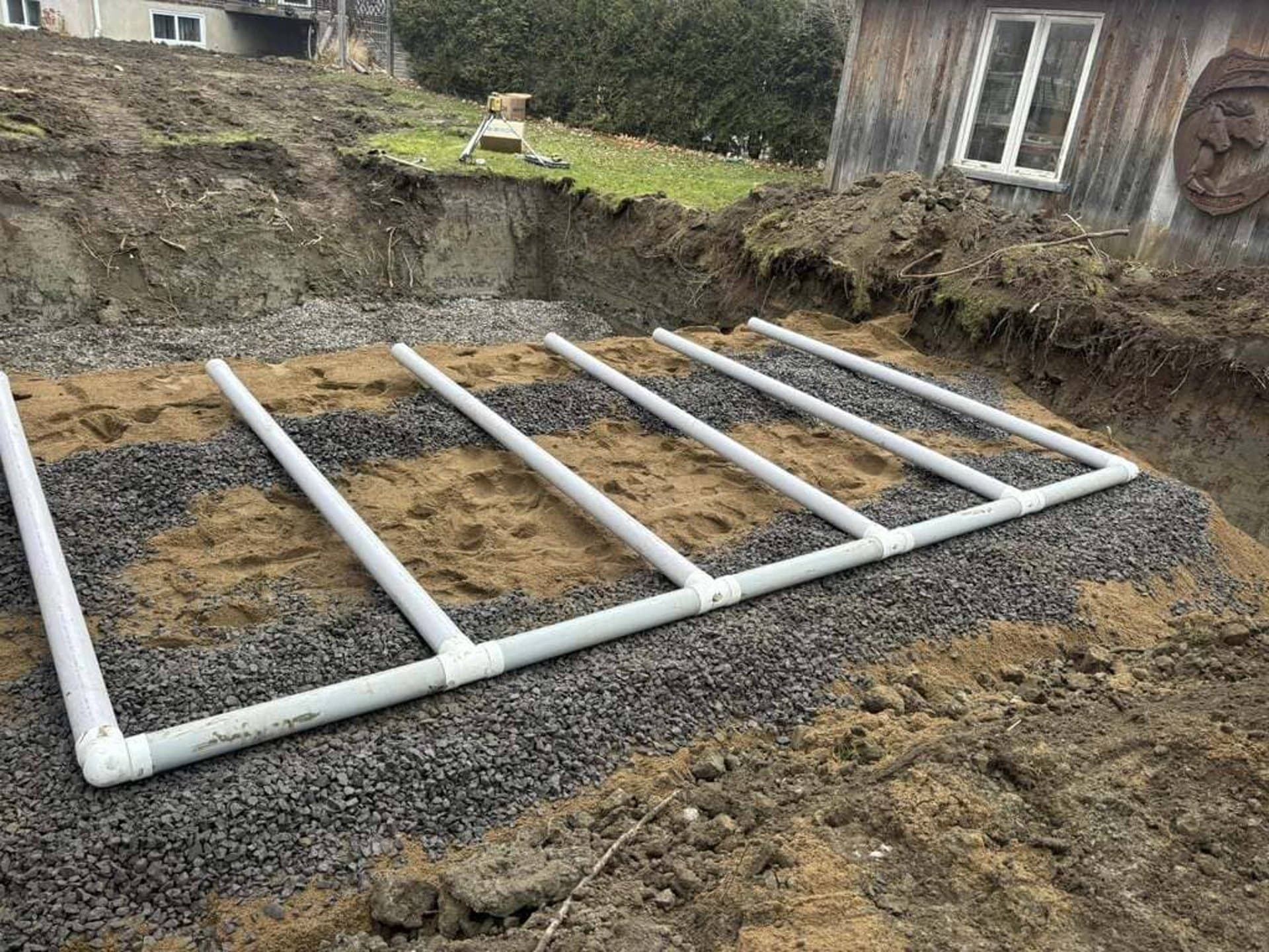 Installation d'un système de drainage sur lit de pierre