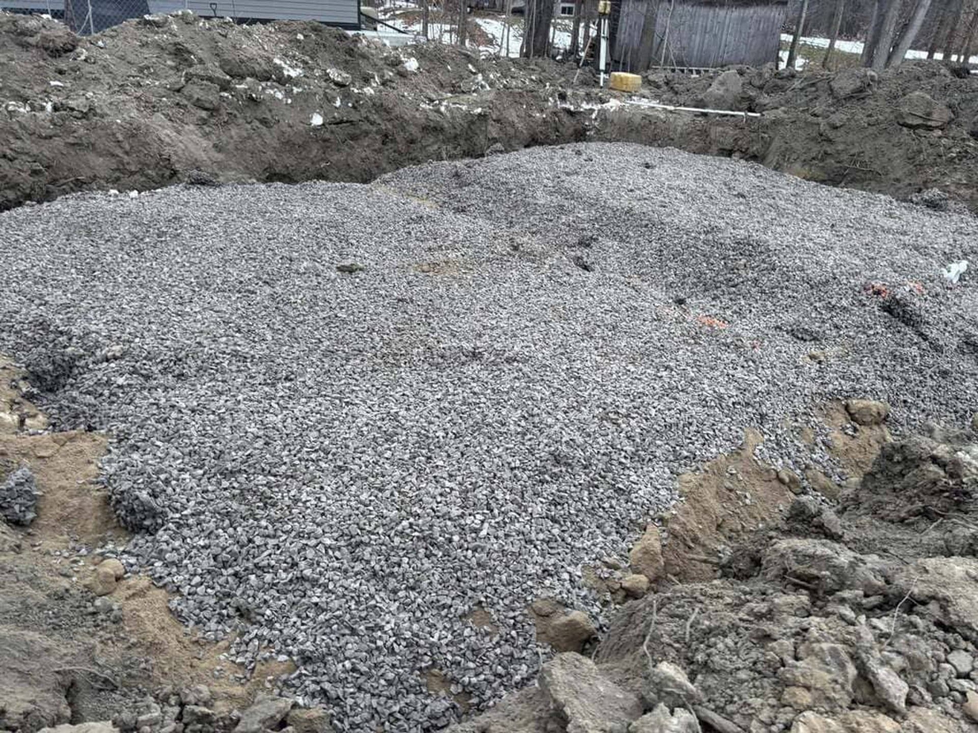 Remblai de pierre concassée sur un chantier
